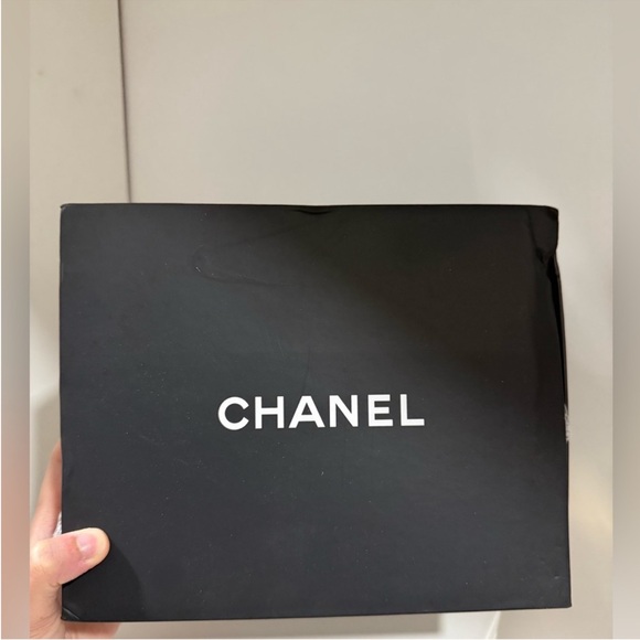 Chanel Black and Gold Crossbody Bag with Quilted Design - Picture 4 of 9